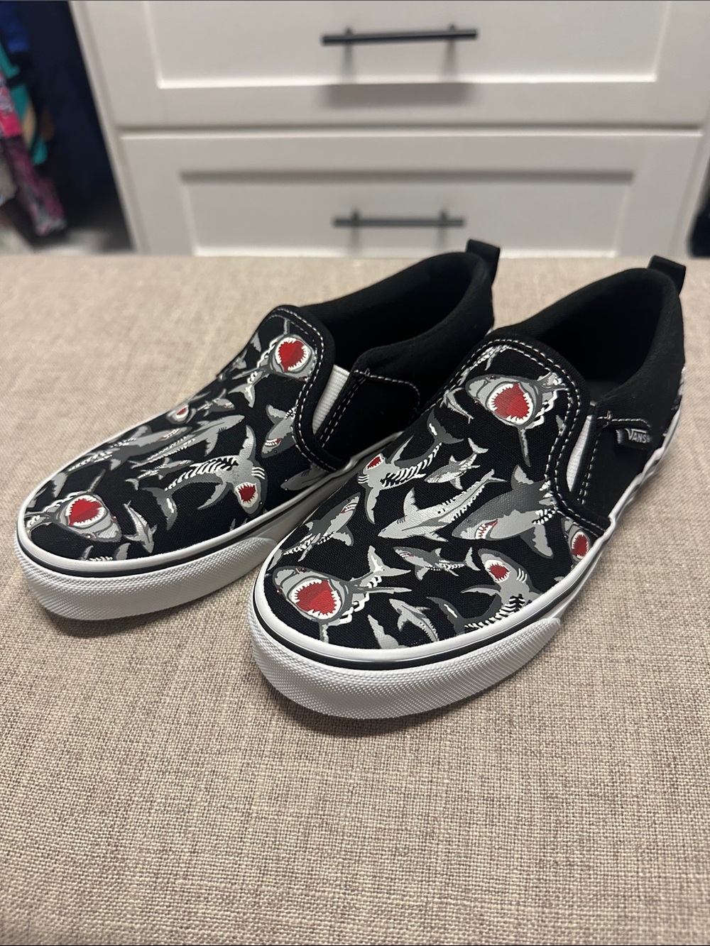 Vans Kids Slip-On Sharks Print Sneakers - Black/Gray/Red